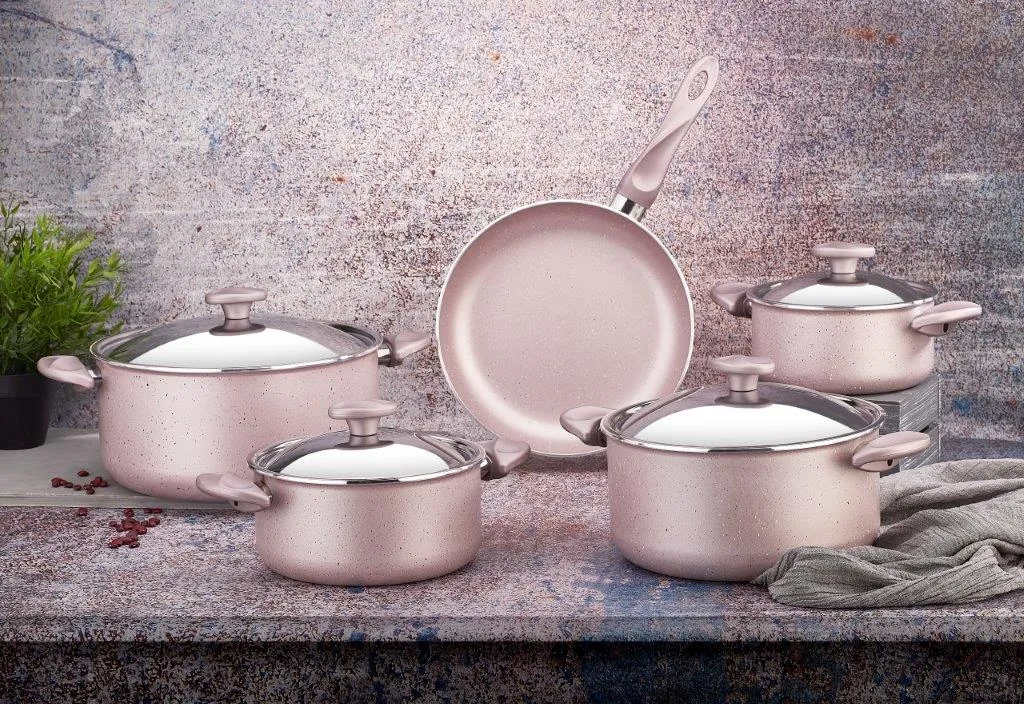 Finished aluminum casseroles ready for export